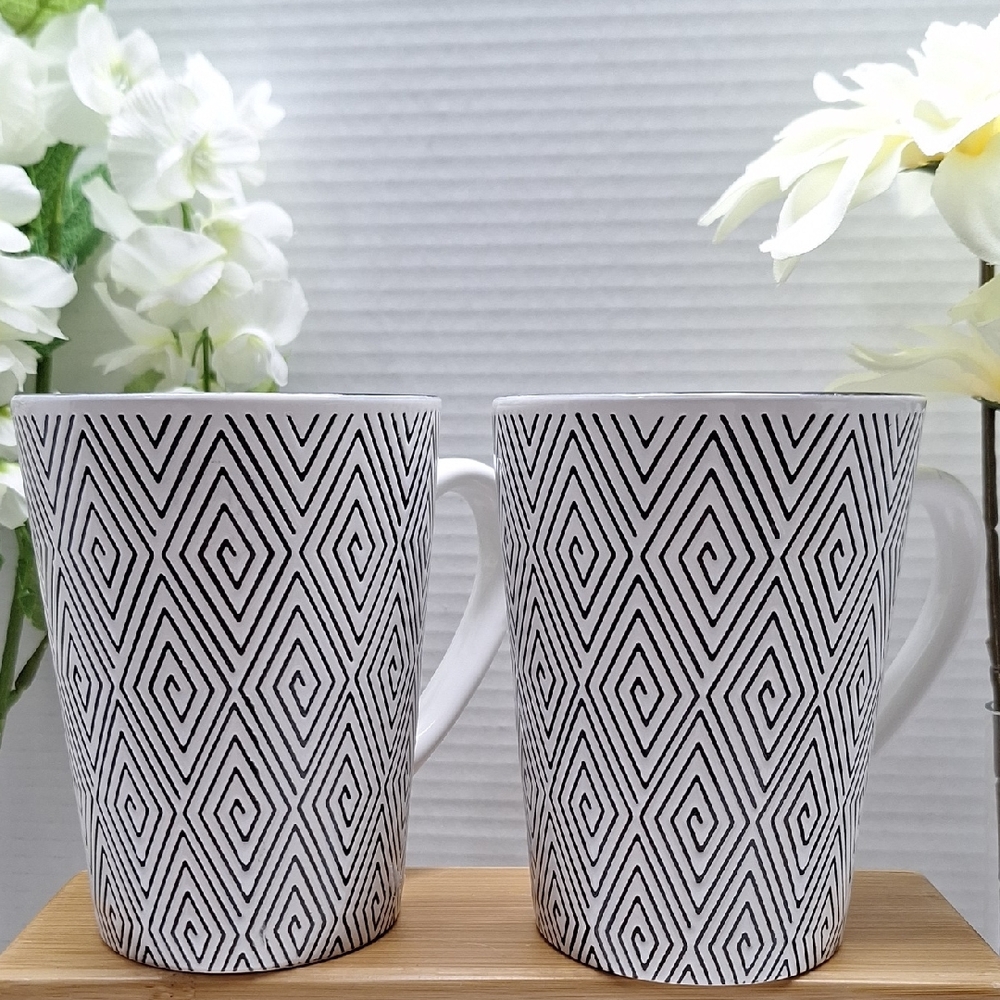 #AAY Geometric Black and White Mugs Set